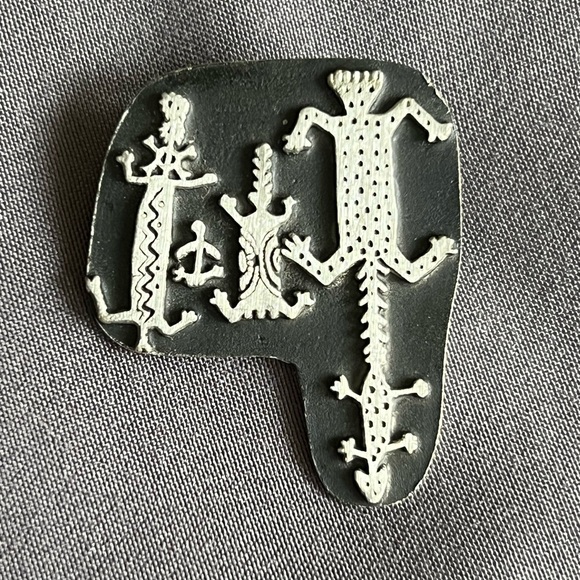 Urban Fetishes Brooch - Picture 9 of 10